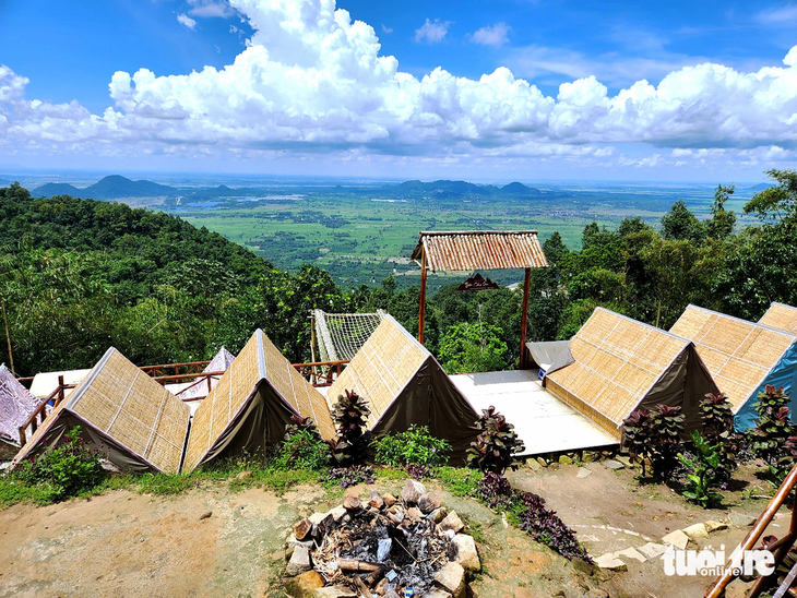 Các homestay xây trái phép trên núi Cấm thường tạm bợ ở vị trí cheo leo - Ảnh: B.ĐẤU