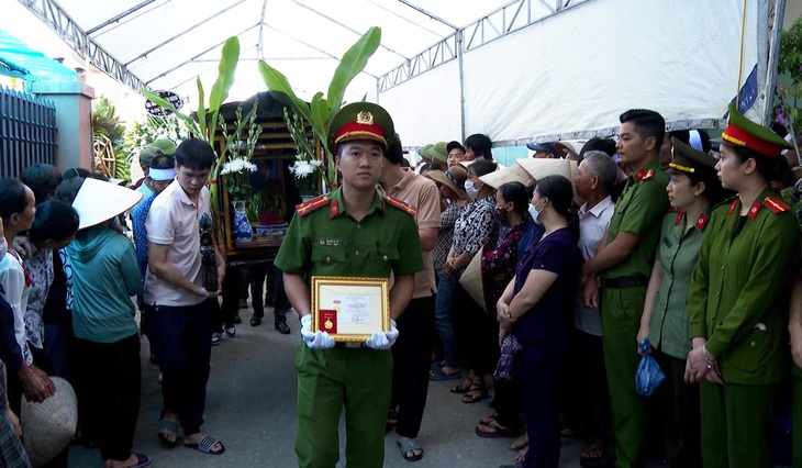 Ngày 24-9, đồng đội cùng người thân tổ chức tiễn đưa thượng úy Đỗ Văn Tú về nơi an nghỉ cuối cùng - Ảnh: K.LINH