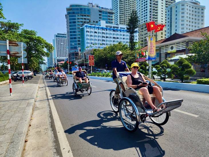 Các tour xích lô ở thành phố biển Nha Trang được khách châu Âu, khách tàu biển nước ngoài ưa thích - Ảnh: THANH CHƯƠNG