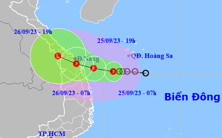 Áp thấp nhiệt đới cách bờ hơn 200km, miền Trung đang mưa lớn