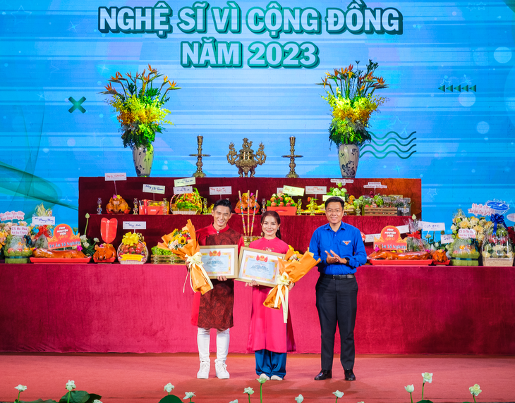 Nghệ sĩ xiếc Hiển Phước và Thanh Hoa được vinh danh nghệ sĩ vì cộng đồng - Ảnh: NGUYỄN HIỀN