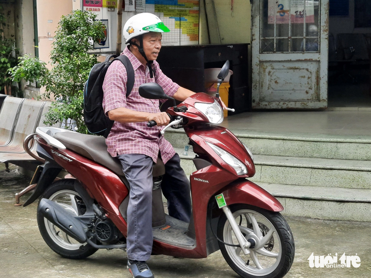 Kết thúc giờ làm việc vào lúc 17h chiều hằng ngày, thế nhưng đến khi về nhà nếu trạm lại có ca bệnh khó, bác sĩ Khang không quên chia sẻ kinh nghiệm khám chữa bệnh của mình - Ảnh: THU HIẾN