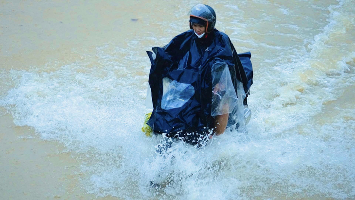 Nhiều tuyến đường thuộc khu đô thị mới ở phường Xuân Phú (thành phố Huế) ngập trong nước - Ảnh: TRẦN THIỆN