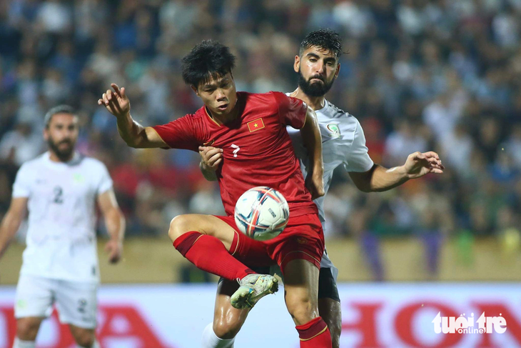 Công Phượng (áo đỏ) trong trận giao hữu thắng Palestine 2-0 dịp FIFA Days tháng 9 - Ảnh: HOÀNG TÙNG