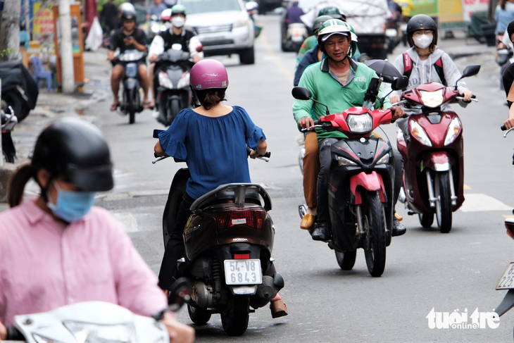 Còn điểm đen trước số nhà 834 Lê Đức Thọ (quận Gò Vấp) không quá đông đúc, nhưng nguyên nhân tai nạn chủ yếu là người dân đi ngược chiều để rẽ vào các con hẻm nhỏ. Cuối tháng 1-2023, một thiếu niên đi xe máy đến đây thì va quệt vào kính chiếu hậu của một xe tải đang chạy hướng ngược lại, lao lên vỉa hè rồi tông vào cột điện khiến nạn nhân tử vong tại chỗ.