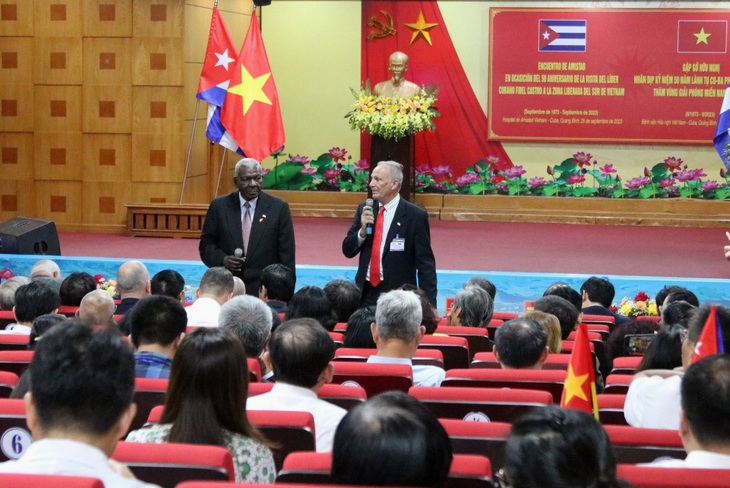 Ông Esteban Lazo Hernandez, chủ tịch Quốc hội chính quyền nhân dân Cuba trong buổi giao lưu cùng các nhân chứng lịch sử của Việt Nam từng gặp Chủ tịch Fidel Castro - Ảnh: TRẦN ÁNH DƯƠNG