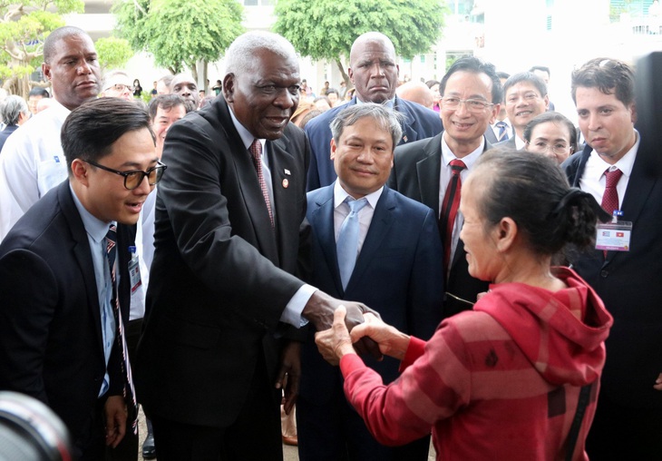 Ông Esteban Lazo Hernandez, chủ tịch Quốc hội chính quyền nhân dân Cuba, gặp và nói chuyện với người nhà bệnh nhân tại Bệnh viện Hữu nghị Việt Nam - Cuba Đồng Hới - Ảnh: TRẦN ÁNH DƯƠNG