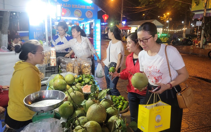 Dù trời mưa, du khách vẫn thích thú đi chợ đêm mới ở Nha Trang