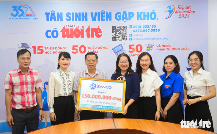 Đại diện SASCO trao bảng ủng hộ 150 triệu đồng chương trình Tiếp sức đến trường của báo Tuổi Trẻ - Ảnh: QUANG ĐỊNH