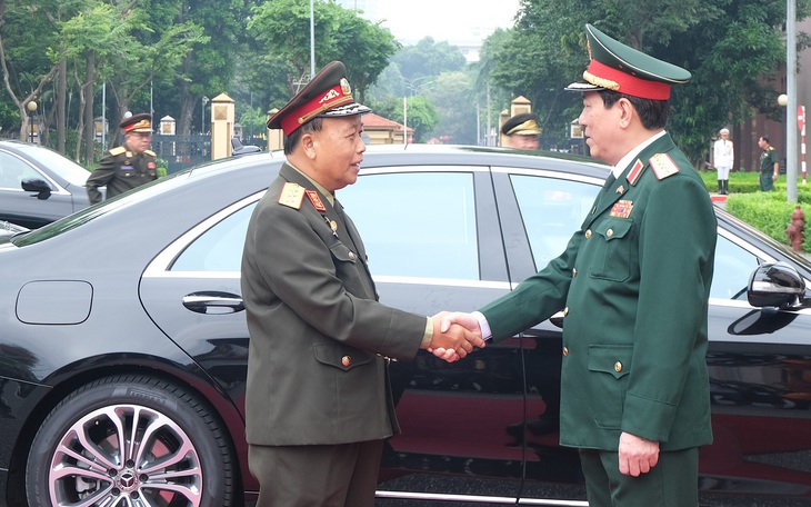 Tình Việt - Lào anh em: "Hạt gạo cắn đôi, cọng rau bẻ nửa"