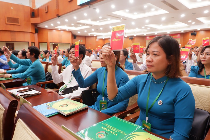 Đại biểu biểu quyết một số nội dung tại ngày làm việc đầu tiên của đại hội - Ảnh: K.ANH