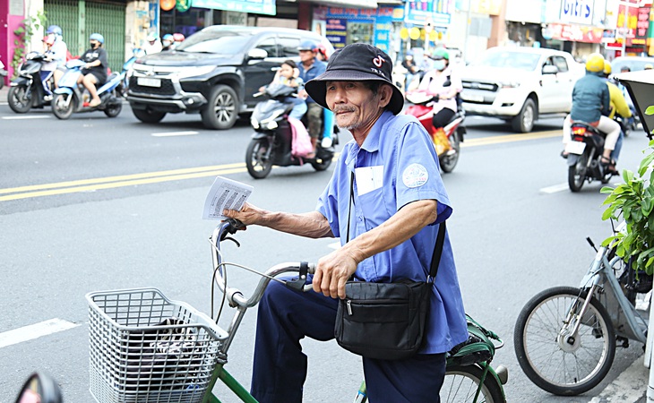 Người bán vé số dạo đóng góp rất lớn vào doanh thu và lợi nhuận cho các công ty xổ số kiến thiết - Ảnh: PHƯƠNG QUYÊN