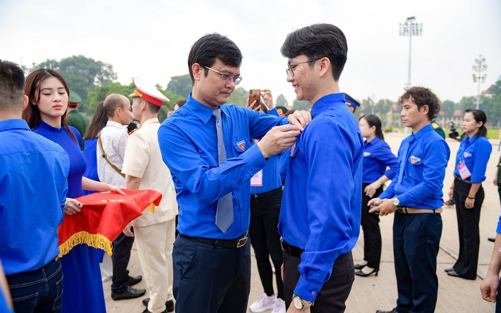 Trao huy hiệu Thanh niên tiên tiến làm theo lời Bác tại quảng trường Ba Đình