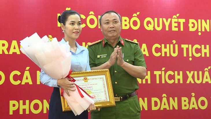 Chị Đỗ Thị Kiều Oanh nhận bằng khen của chủ tịch UBND tỉnh Bình Định vì đã ngăn được vụ lừa đảo với số tiền lớn - Ảnh: VĂN ĐỨC