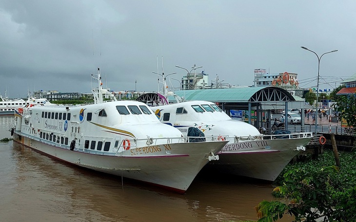 Do thời tiết xấu, tàu cao tốc ngưng chạy nên gần 70 du khách bị kẹt lại Nam Du  - Ảnh 3.