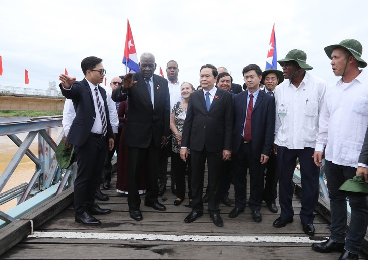 Đại biểu hai nước tới &quot;Đường ranh phân chia Nam - Bắc&quot; khi đến tham quan di tích cầu Hiền Lương - Ảnh: TTXVN