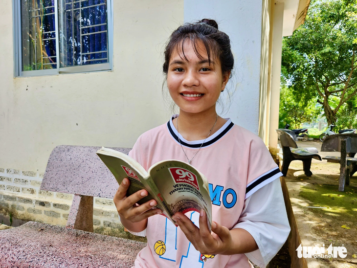 Cô nữ sinh người Raglai Cao Thị Kim Mỹ với ước mơ trở thành nữ luật sư - Ảnh: MINH CHIẾN