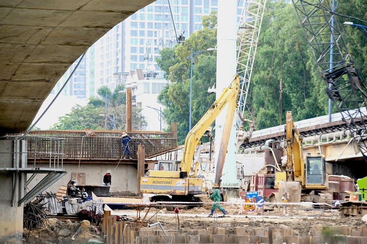 Công nhân thi công cầu Giồng Ông Tố thuộc dự án nút giao thông An Phú (TP Thủ Đức) - Ảnh: TỰ TRUNG