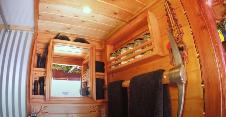 Nhà di động gây kinh ngạc với hai mặt trái ngược: Bề ngoài nhàm chán, bên trong toàn gỗ ấm cúng - Ảnh 10. Nhà di động gây kinh ngạc với hai mặt trái ngược: Bề ngoài nhàm chán, bên trong toàn gỗ ấm cúng - Ảnh 10.