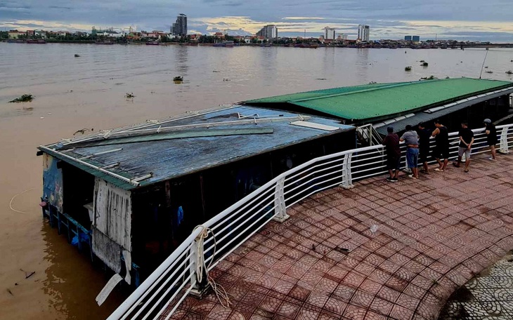 Sóng đánh trôi nhà hàng nổi ra biển