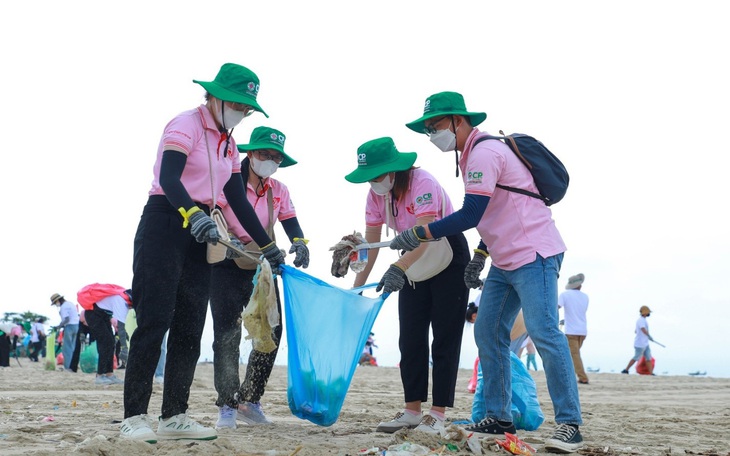 C.P. Việt Nam tham gia làm sạch bãi biển Long Hải