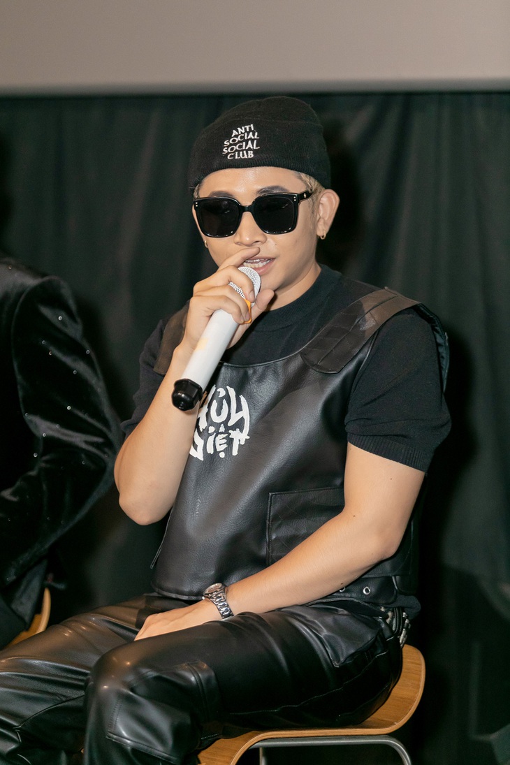 Ricky Star cũng góp giọng vào sản phẩm và quay nhiều cảnh trong MV. Rapper Rap Việt mùa 1 tiết lộ thời gian qua anh muốn tập trung vào sản phẩm cá nhân nên hạn chế góp giọng vào sản phẩm của ca sĩ khác. Tuy nhiên khi nghe Mina Young debut, vì cũng từng biết Mina Young trước đó nên Ricky Star nhận lời để ủng hộ đàn em. Ricky Star cũng góp giọng vào sản phẩm và quay nhiều cảnh trong MV. Rapper Rap Việt mùa 1 tiết lộ thời gian qua anh muốn tập trung vào sản phẩm cá nhân nên hạn chế góp giọng vào sản phẩm của ca sĩ khác. Tuy nhiên khi nghe Mina Young debut, vì cũng từng biết Mina Young trước đó nên Ricky Star nhận lời để ủng hộ đàn em.