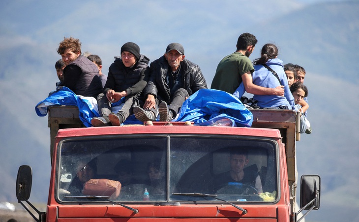 Những người tị nạn từ vùng ly khai Nagorno-Karabakh ngồi trên xe tải khi đến làng biên giới Kornidzor, Armenia, ngày 27-9 - Ảnh: REUTERS