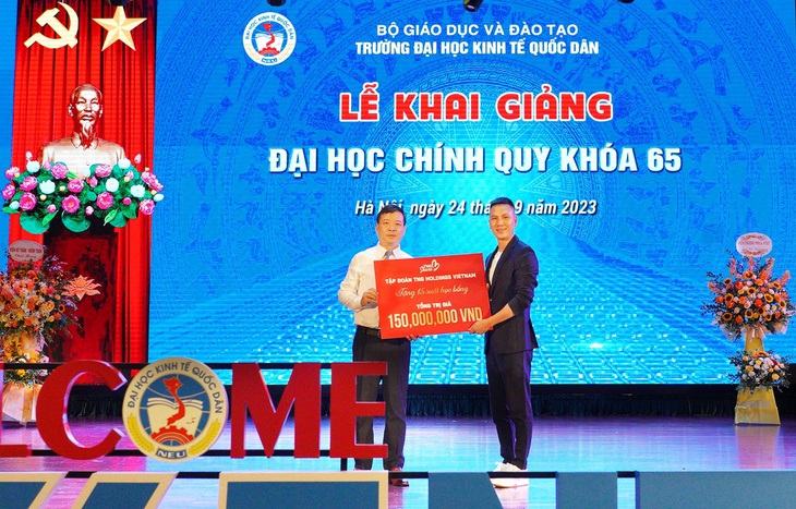 Đại diện TNG Holdings Vietnam trao 15 suất học bổng cho đại diện nhà trường tại lễ khai giảng