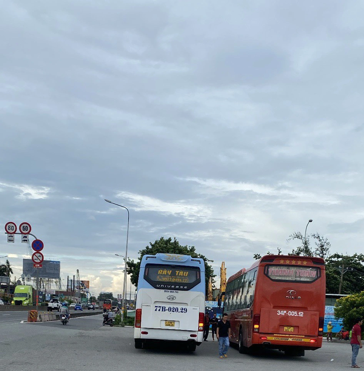 &quot;Xe dù, bến cóc&quot; cũng nhộn nhịp ở khu vực bến xe Miền Đông mới khiến dân ngán ngẩm.