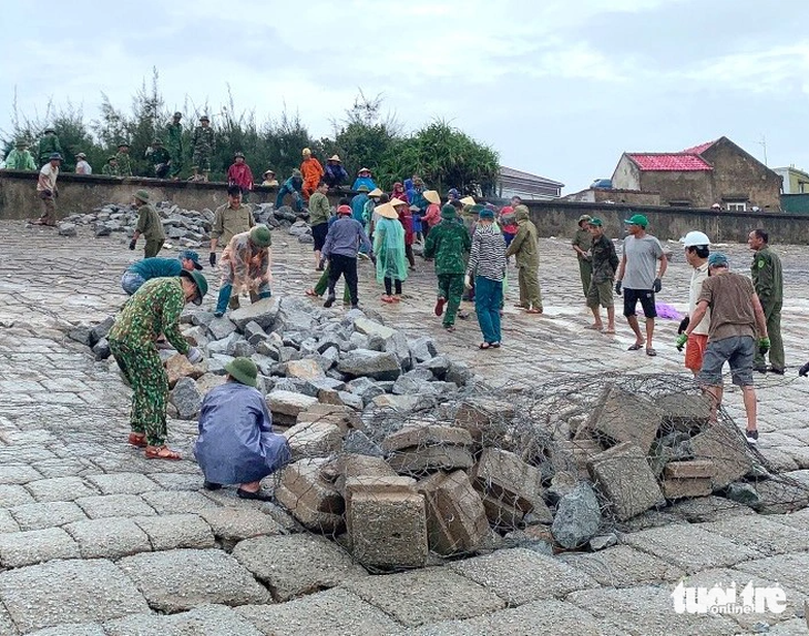 Tuyến kè biển ở xã Cẩm nhượng bị sóng đánh hư hỏng - Ảnh: L.M.