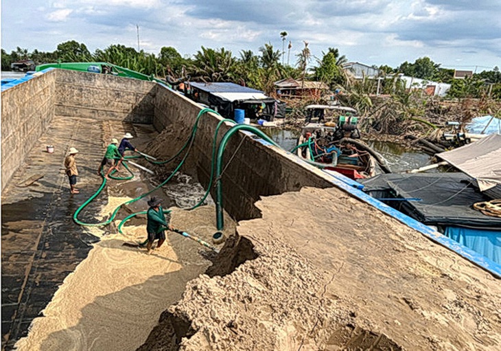 Cát biển được khai thác từ biển Trà Vinh vận chuyển vào dự án cách đó khoảng 170km để thí điểm đắp nền đường cao tốc - Ảnh: M.Thuận