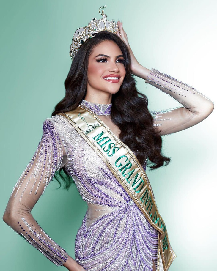 Skarxi Marte - Miss Grand Dominican Republic 2023. Cô được đánh giá là một thí sinh “nặng ký” khi sở hữu gương mặt sắc sảo và chiều cao lý tưởng 1,8m. Skarxi Marte hiện là sinh viên, đồng thời hoạt động trong lĩnh vực người mẫu. Cô còn là đồng chủ tịch tổ chức giúp đỡ cho người nhập cư và cư dân Mỹ Latin &quot;Angeles Unidos&quot; tại Mỹ