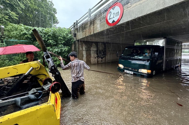 Hà Nội vừa đón cơn mưa lớn nhất từ đầu năm, nhiều tuyến đường ngập sâu trong sáng 28-9 - Ảnh: NGUYỄN KHÁNH