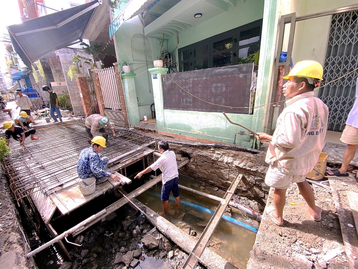 Công nhân khẩn trương thi công đường thoát nước ngầm tại hẻm 96 Điện Biên Phủ, Đà Nẵng - Ảnh: T.B.D.