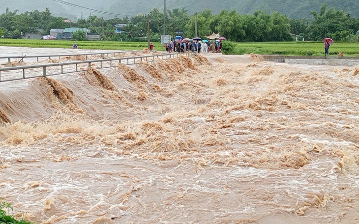 Sạt lở kéo 3 người đi đường xuống suối, 1 người chết, 2 người mất tích