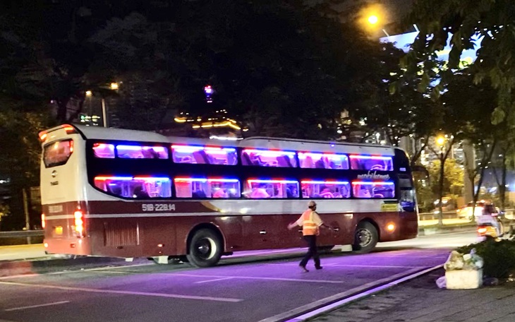 'Xe dù, bến cóc' rầm rộ ở đường Mai Chí Thọ gây cản trở giao thông