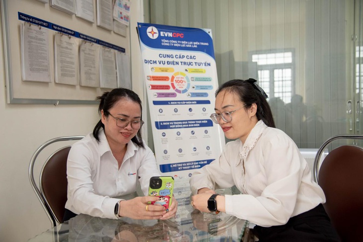 Giới thiệu, hướng dẫn khách hàng cách thao tác, sử dụng các chức năng mới của app EVNCPC CSKH - Ảnh do EVNCPC cung cấp