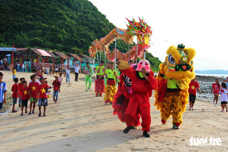 Trẻ em trên đảo Điệp Sơn hào hứng với đoàn lân sư rồng từ đất liền mang niềm vui Trung thu ra đảo 