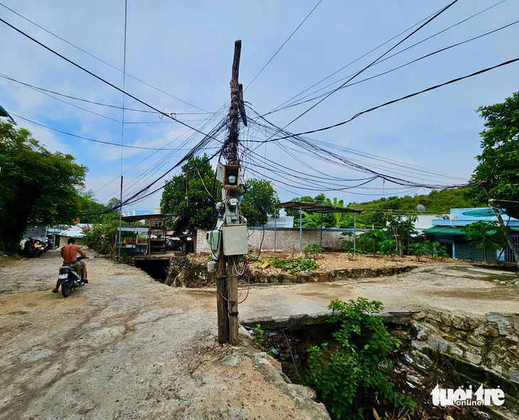 Những dây điện được nối tạm bợ - Ảnh: MINH CHIẾN