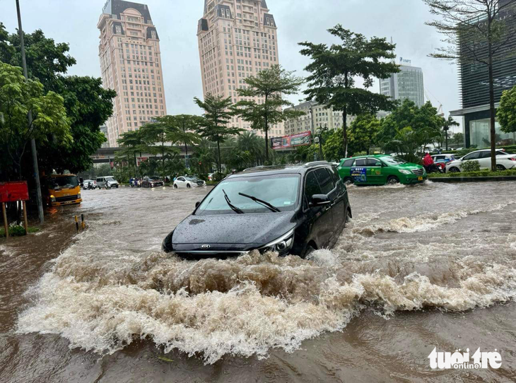 &quot;Điệp khúc&quot; cứ mưa là ngập lặp đi lặp lại nhiều năm qua tại Hà Nội - Ảnh: NGUYỄN KHÁNH 