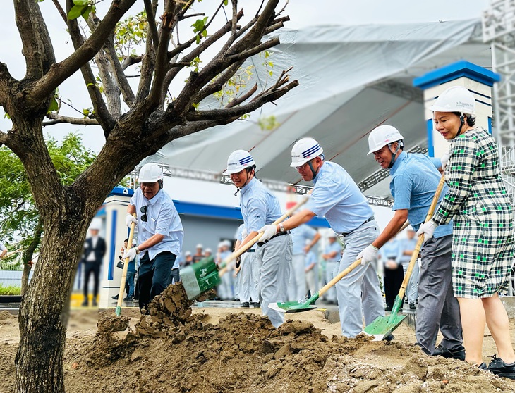 Lãnh đạo Công ty cổ phần đầu tư sản xuất Năng Lượng Xanh cùng với Lãnh đạo Công ty TNHH sản xuất lốp xe Bridgestone Việt Nam trồng cây trong ngày khánh thành nhà máy sản xuất hơi nước bão hòa sử dụng nhiên liệu sinh khối - Ảnh: TIẾN THẮNG