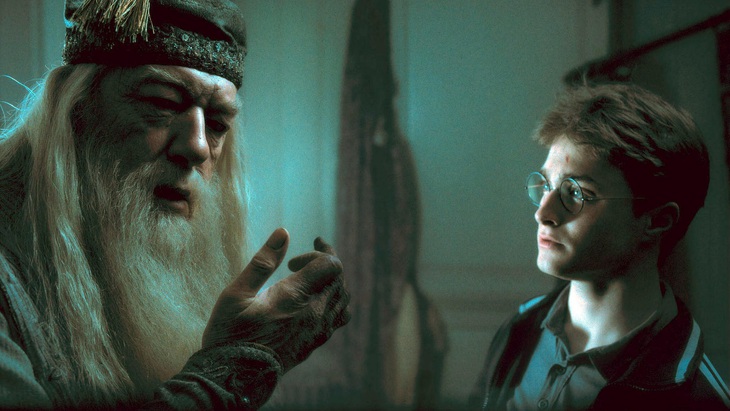 Dainel Radcliffe chia sẻ ấn tượng đẹp về bạn diễn Michael Gambon - Ảnh: Variety