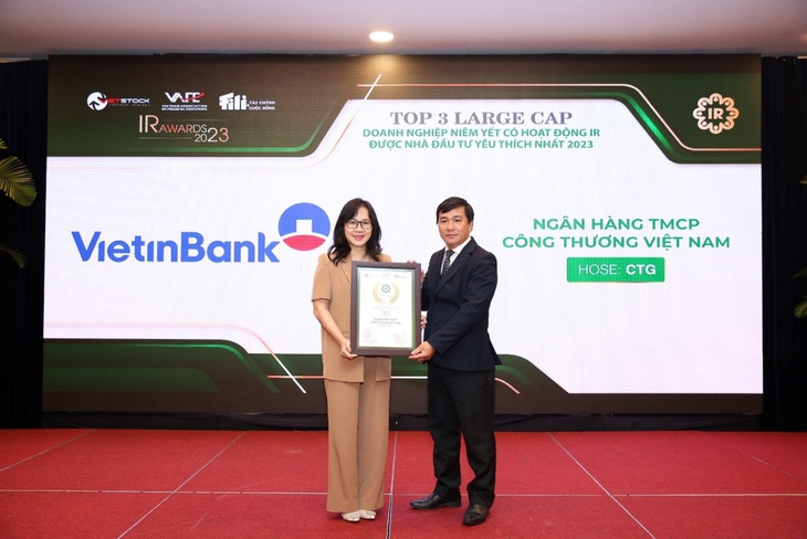 Đại diện VietinBank nhận giải thưởng từ ban tổ chức - Ảnh: VTB