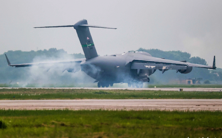 Hai "ngựa thồ" C-17 của Mỹ liên tiếp đến Hà Nội