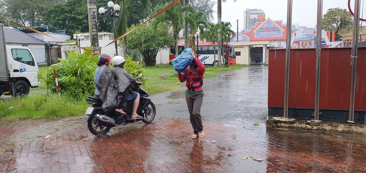 Đội mưa đến cổ vũ cho Giải bóng đá công nhân - Ảnh: LÊ DÂN