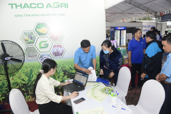 Nhiều người đến nghe tư vấn và quyết định ứng tuyển vào Công ty Thaco Agri trong khuôn khổ Ngày hội công nhân - Ảnh: QUANG ĐỊNH