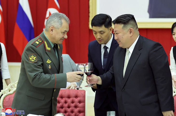 Bộ trưởng Quốc phòng Nga Sergei Shoigu (trái) tham dự tiệc chiêu đãi phái đoàn quân sự Nga do nhà lãnh đạo Triều Tiên Kim Jong Un chủ trì tại Bình Nhưỡng, Triều Tiên, ngày 27-7 - Ảnh: REUTERS