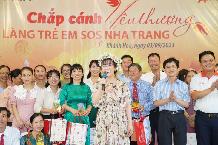 Nữ doanh nhân hát tặng các em ca khúc Tiếng hát giữa rừng Pac Bó - tưởng nhớ Bác kính yêu nhân ngày Độc lập - Ảnh: HDB