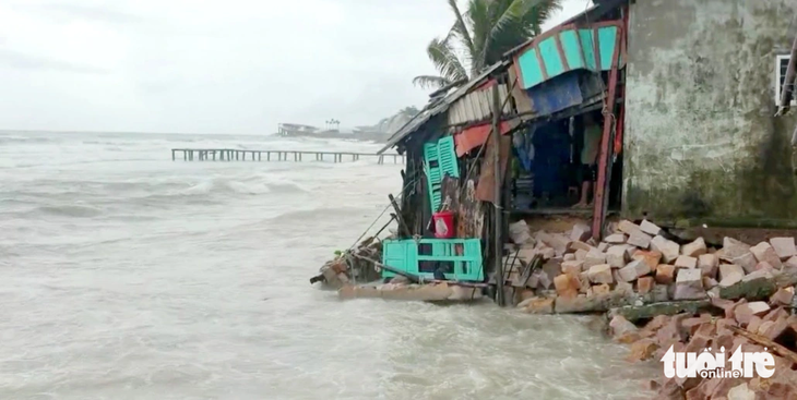 Ngày 4-9, ở TP Phú Quốc sóng biển to đánh vào bờ - Ảnh: DUY KHÁNH