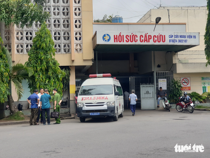 Công an có mặt tại bệnh viện nơi nam thanh niên được cấp cứu để bảo vệ an ninh trật tự và phối hợp làm rõ - Ảnh: B.S.